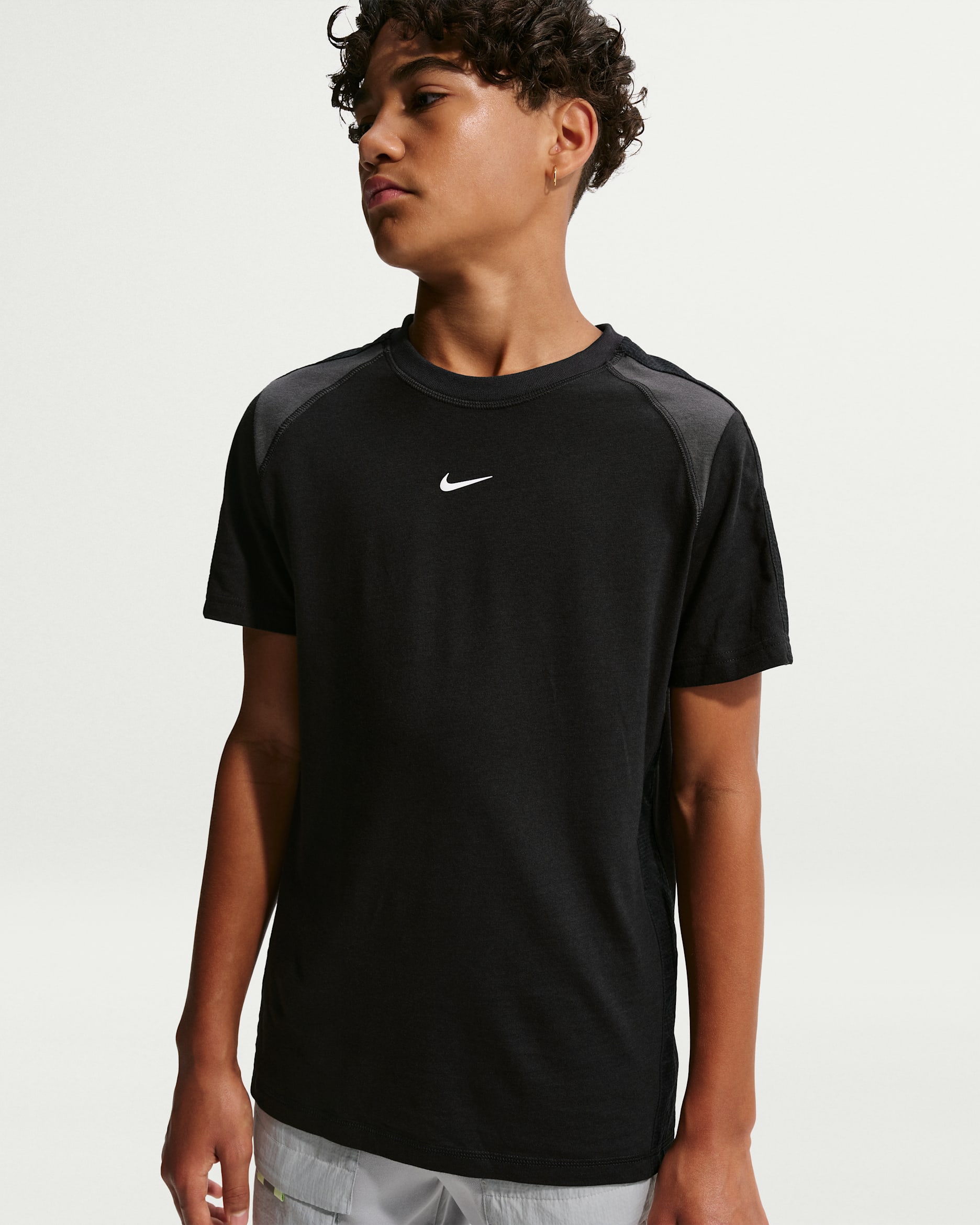 Nike Sportswear City Utility Older Kids' Short-Sleeve Top. Nike IL
